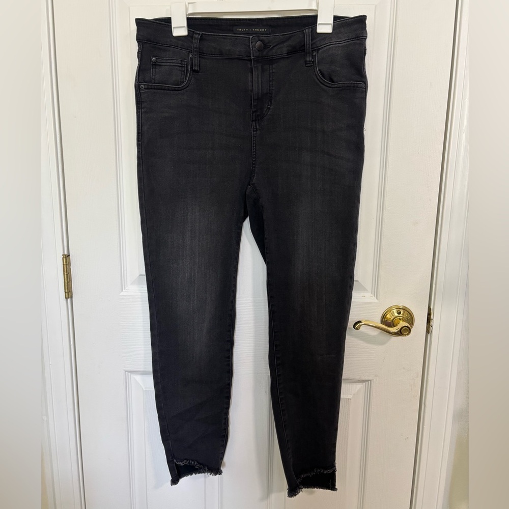 Truth & Theory Black Cropped Skinny Jeans Stretchy Raw Hem Women’s Size 16